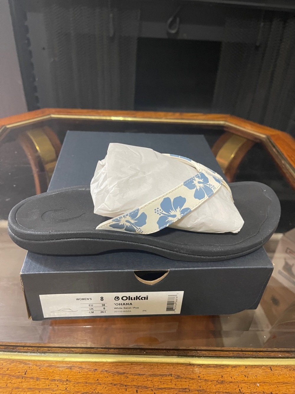 OluKai Women's Flip Flop Sandals White and Blue Floral - Picture 4 of 7
